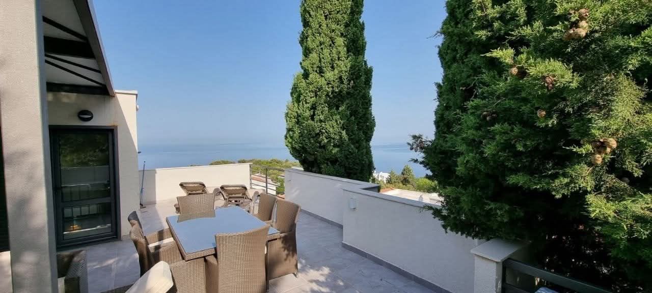 House For Sale, Utjeha