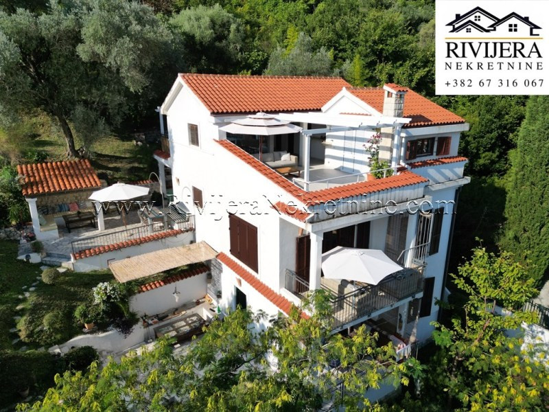 A house with a spacious yard and a view of the sea of Njivice