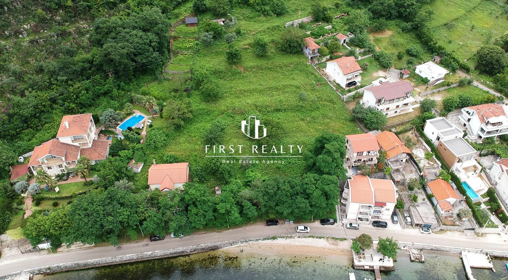 Land on the first line for the construction of a complex of villas