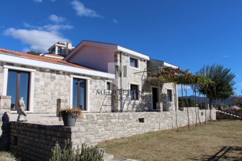 Prodajem Kuću, Topla