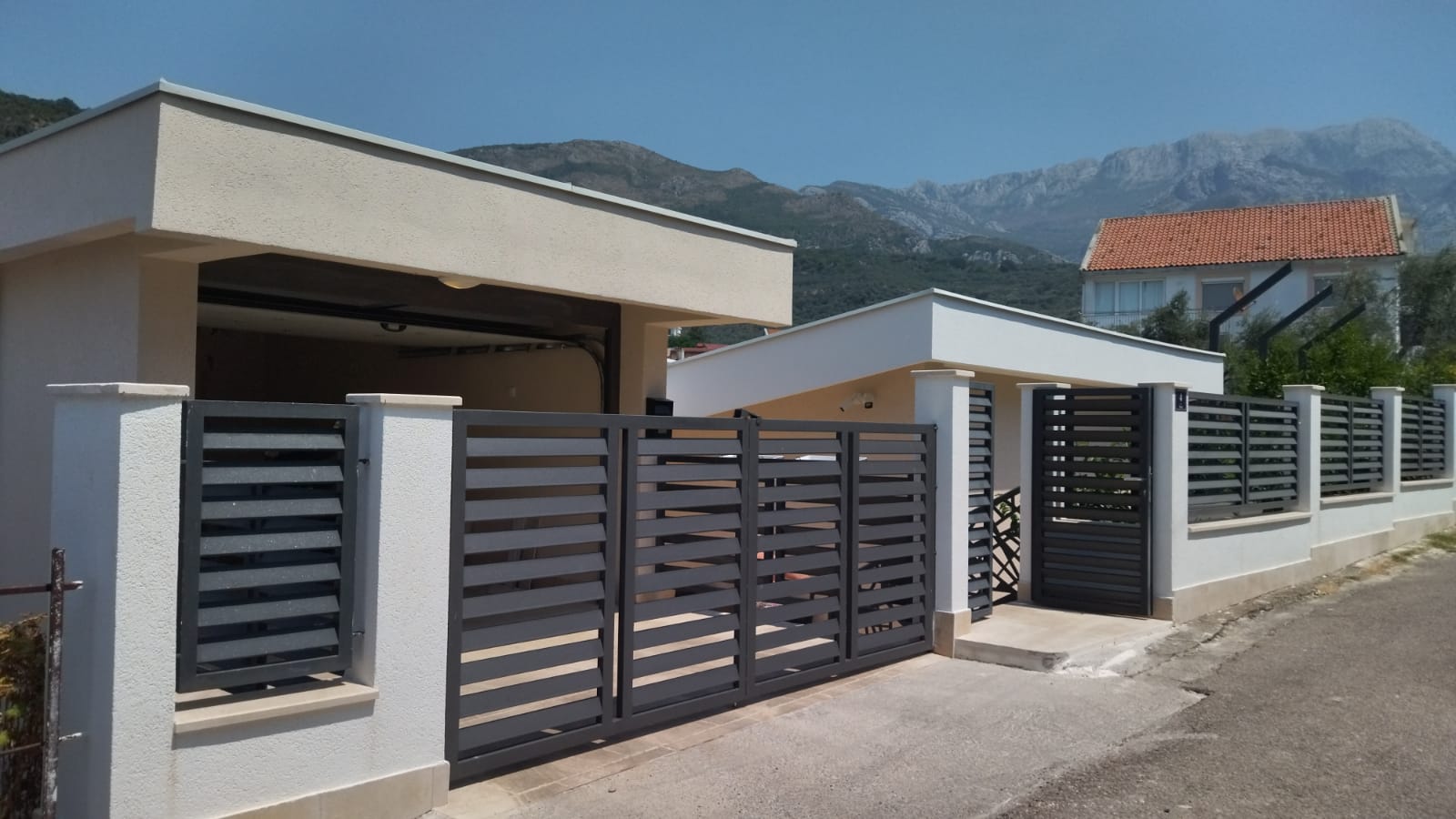 Iznajmljujem Kuću, Rena