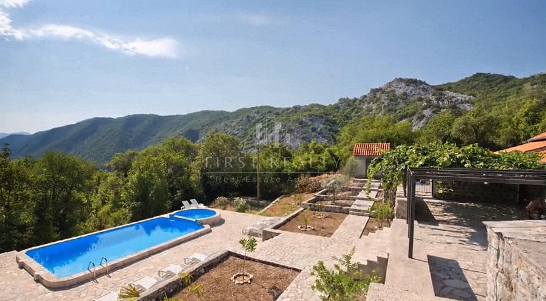 Luxurious country estate on a huge plot