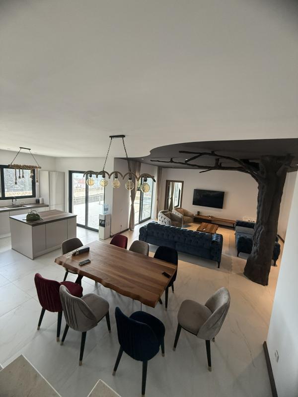 Дом в Utjeha, 220 m²