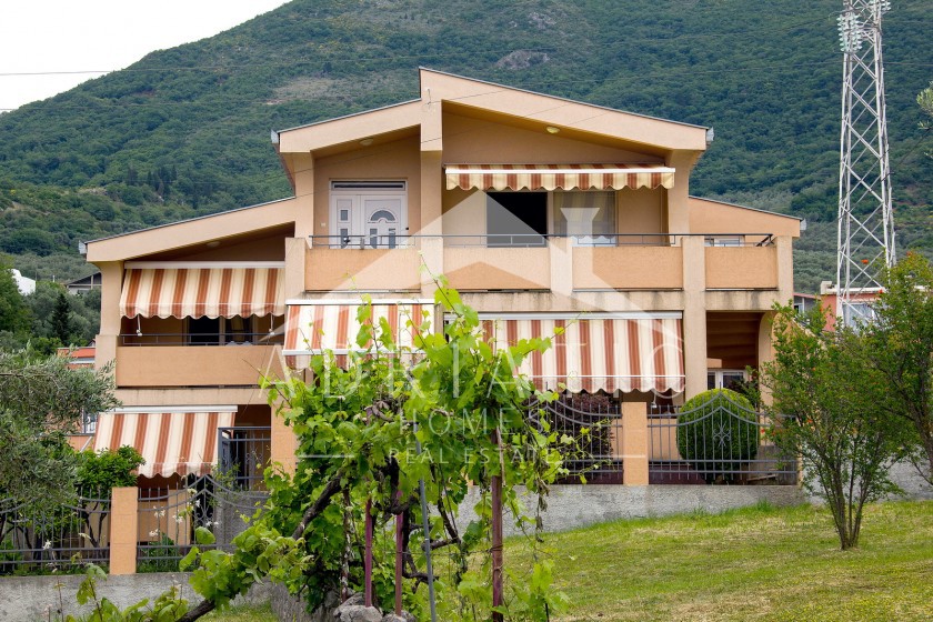 House For Sale, Bjeliši