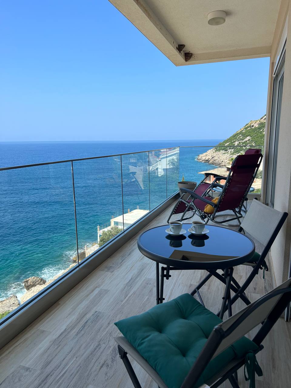 Apartment in a complex with a swimming pool. 1st line!
