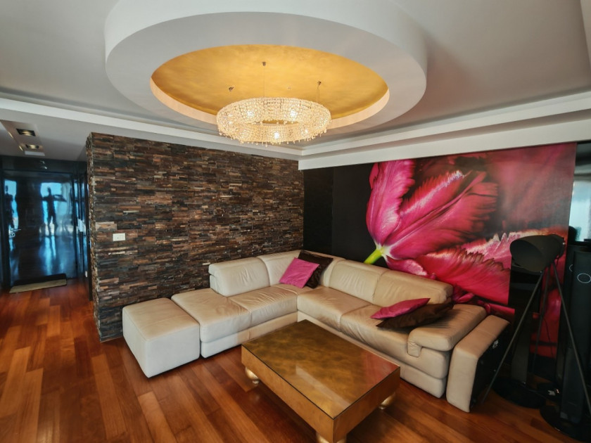 Apartment For Sale, Gospoština