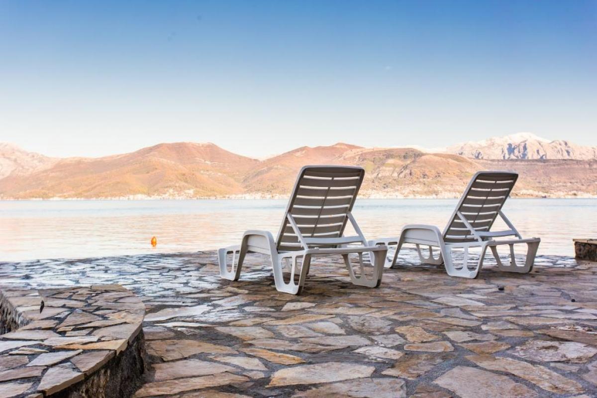 VILA SA APARTMANIMA NA 1 LINIJI MORA SA VLASTITOM PLAŽOM U KRAŠIĆIMA