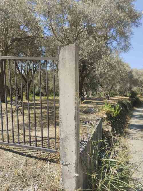 Prodajem Građevinsko Zemljište, Tomba