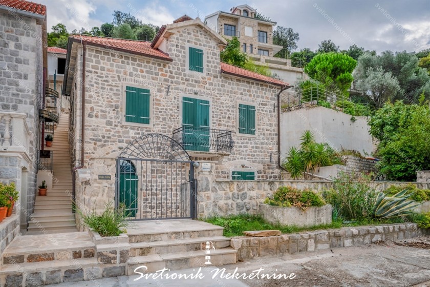 Prodajem Kuću, Rose