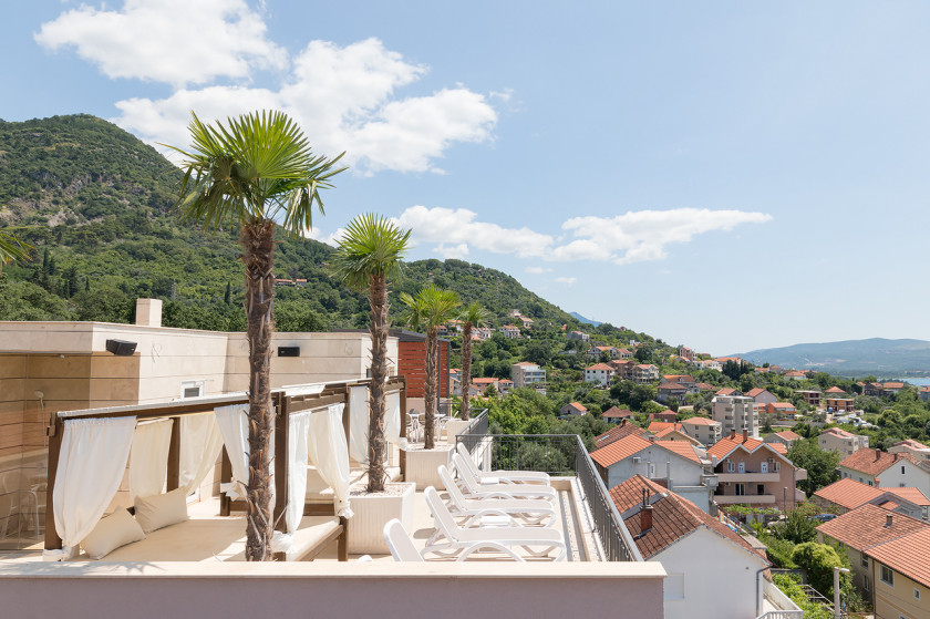 Apartment For Sale, Mažina