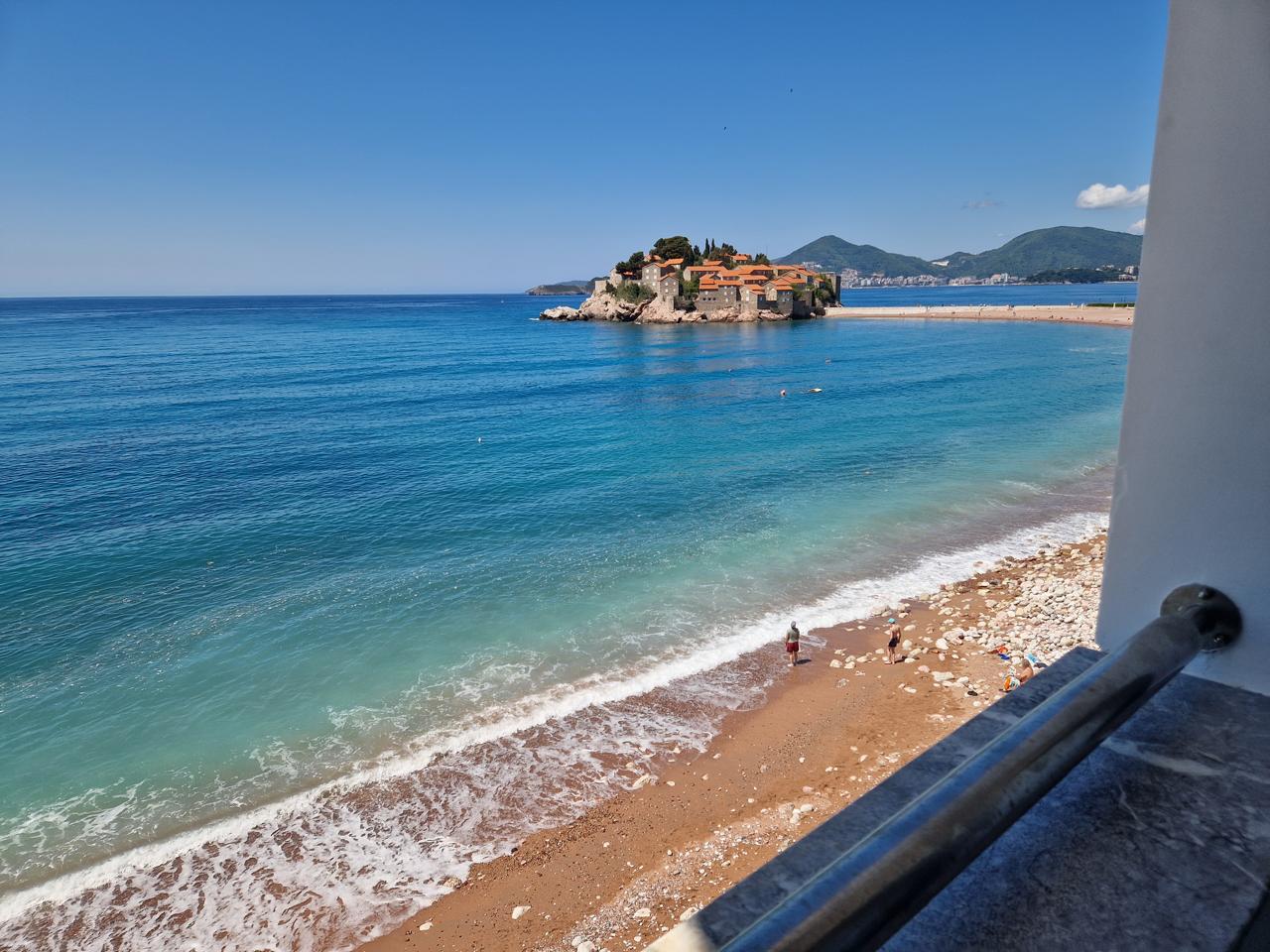 Ekskluzivni, nedavno renovirani stan – Prva linija do mora – Sveti Stefan, Budva