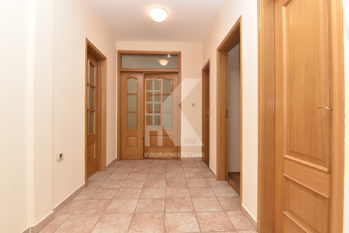 Iznajmljujem Poslovni Prostor, Preko Morače