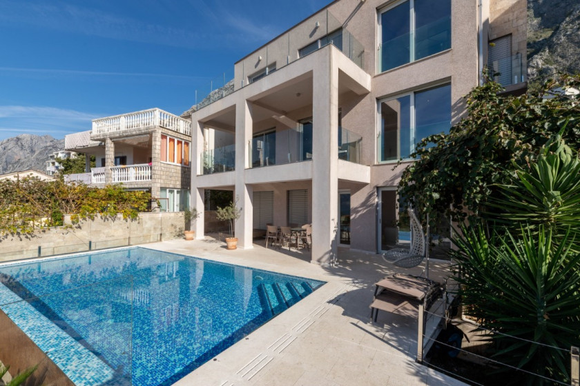 Prodajem Kuću, Kotor