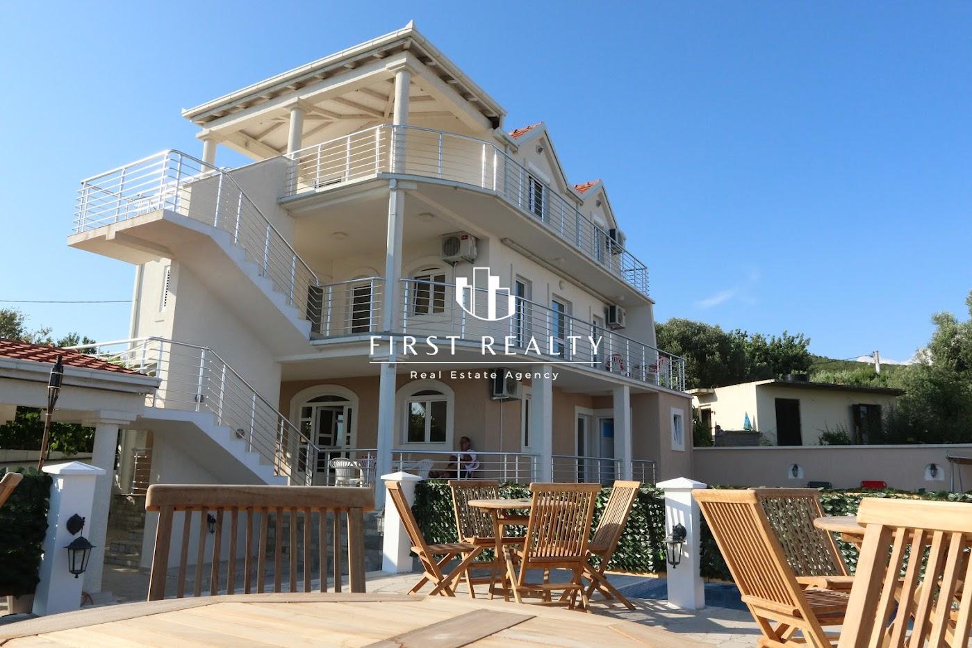 Villa with panoramic sea and mountain views