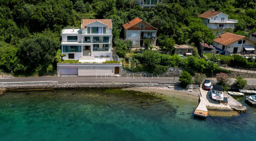 Family villa on the first line in Lepetane