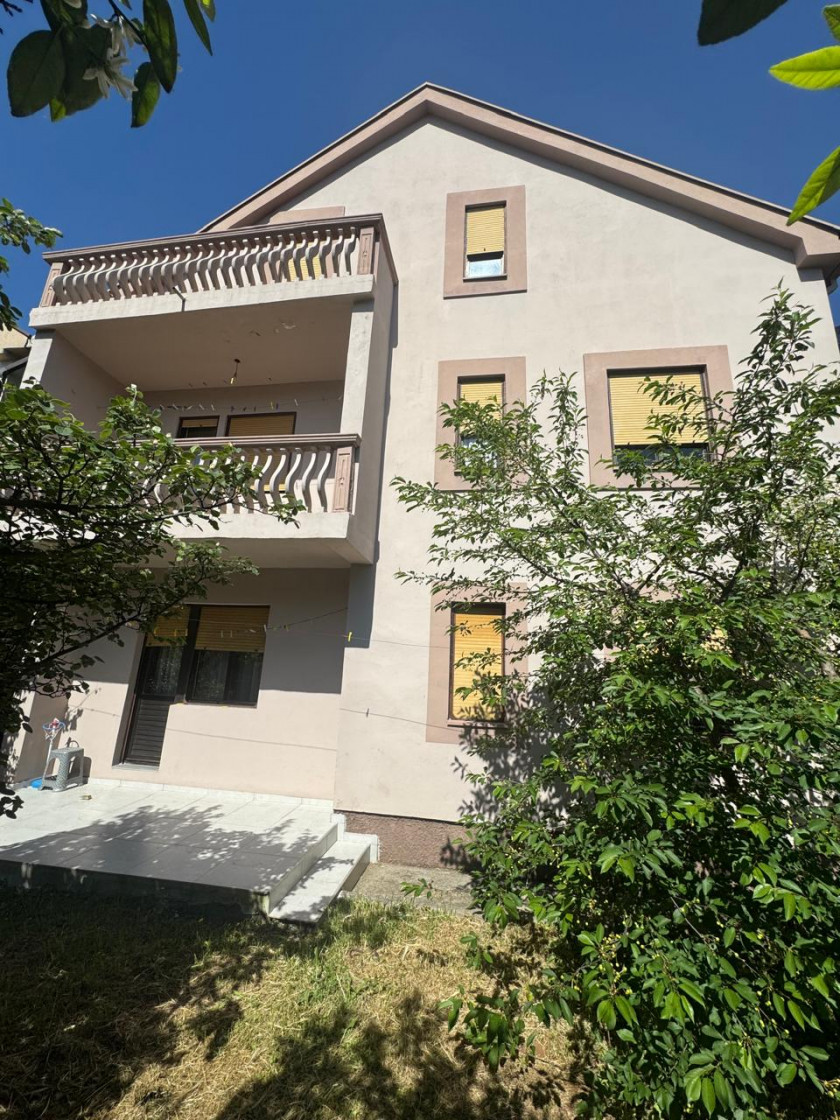 House For Sale, Stari Aerodrom