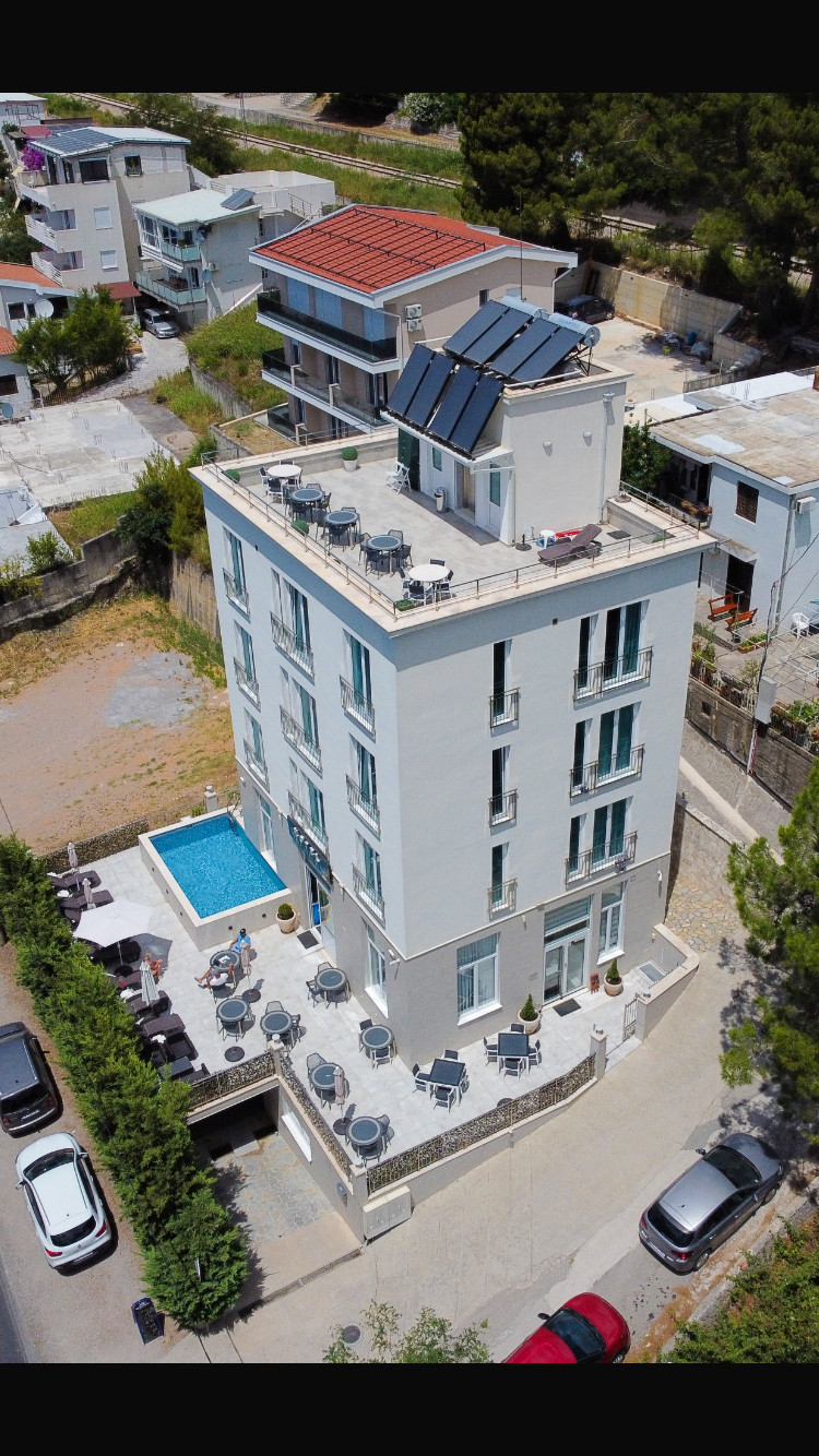 Prodajem Hotel, Zeleni Pojas