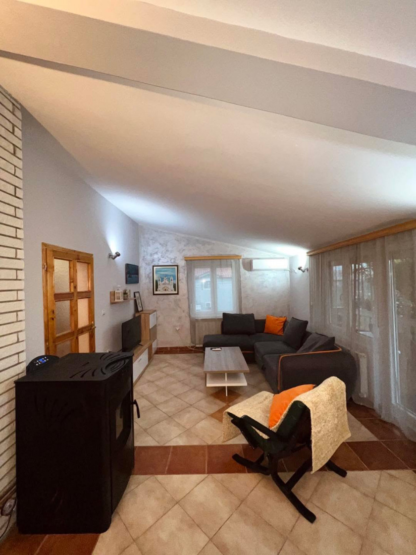 Iznajmljujem Kuću 100m2, Zabjelo