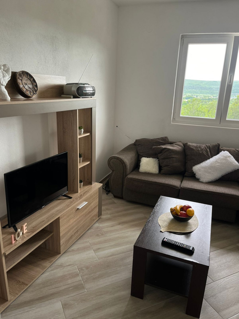 Iznajmljujem Stan-Apartman, Kavač