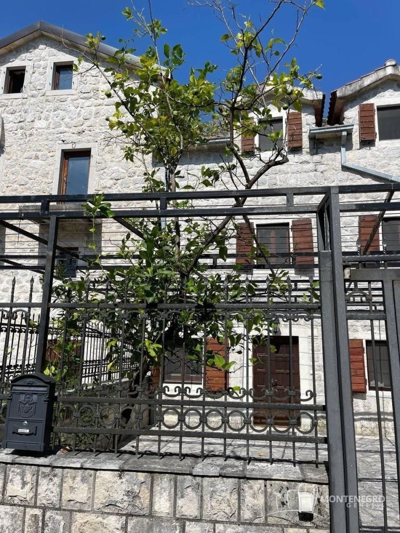 House For Sale, Lipci