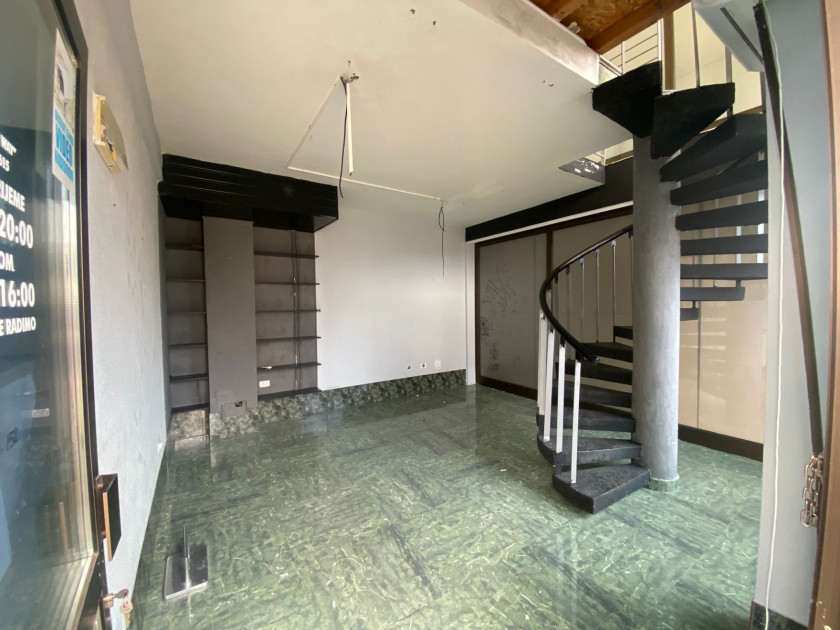 Iznajmljujem Poslovni Prostor, Bar Centar