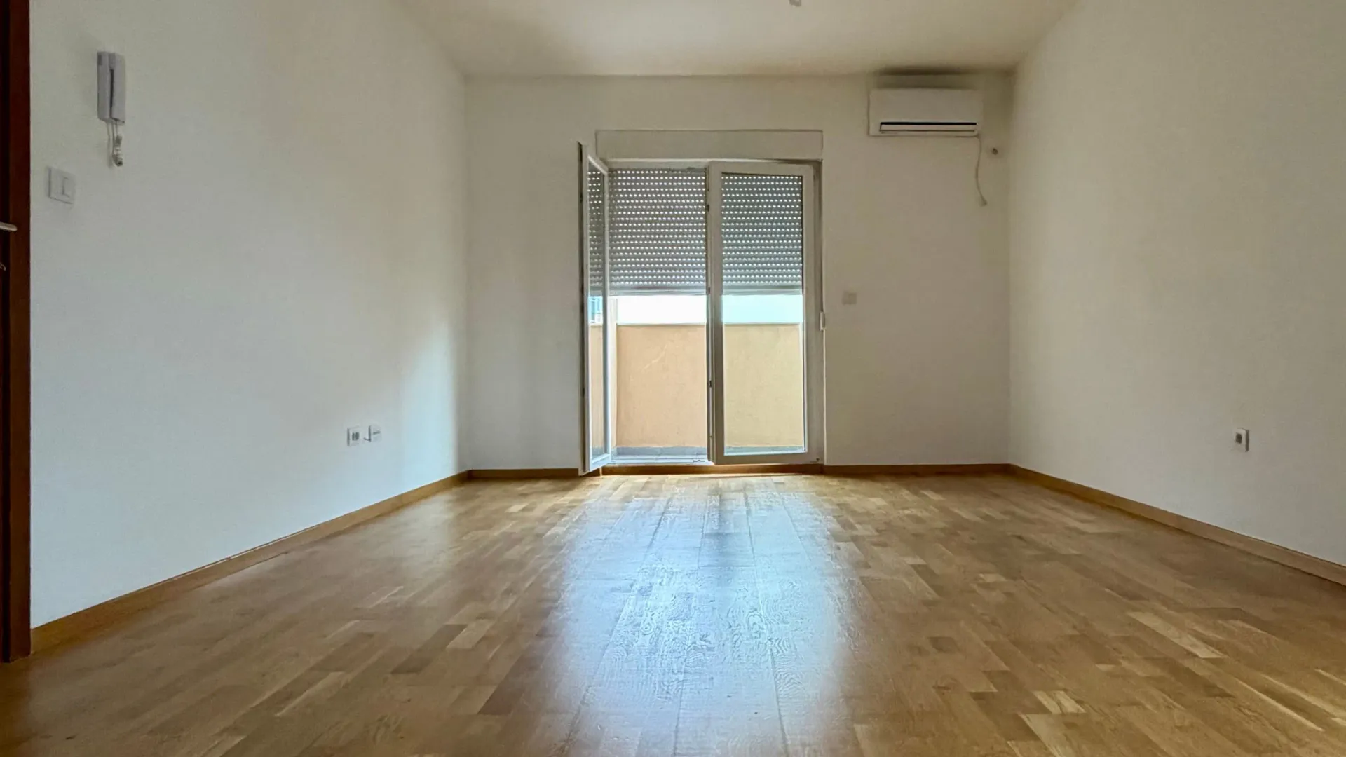 Prodajem Stan-Apartman, Tuški Put