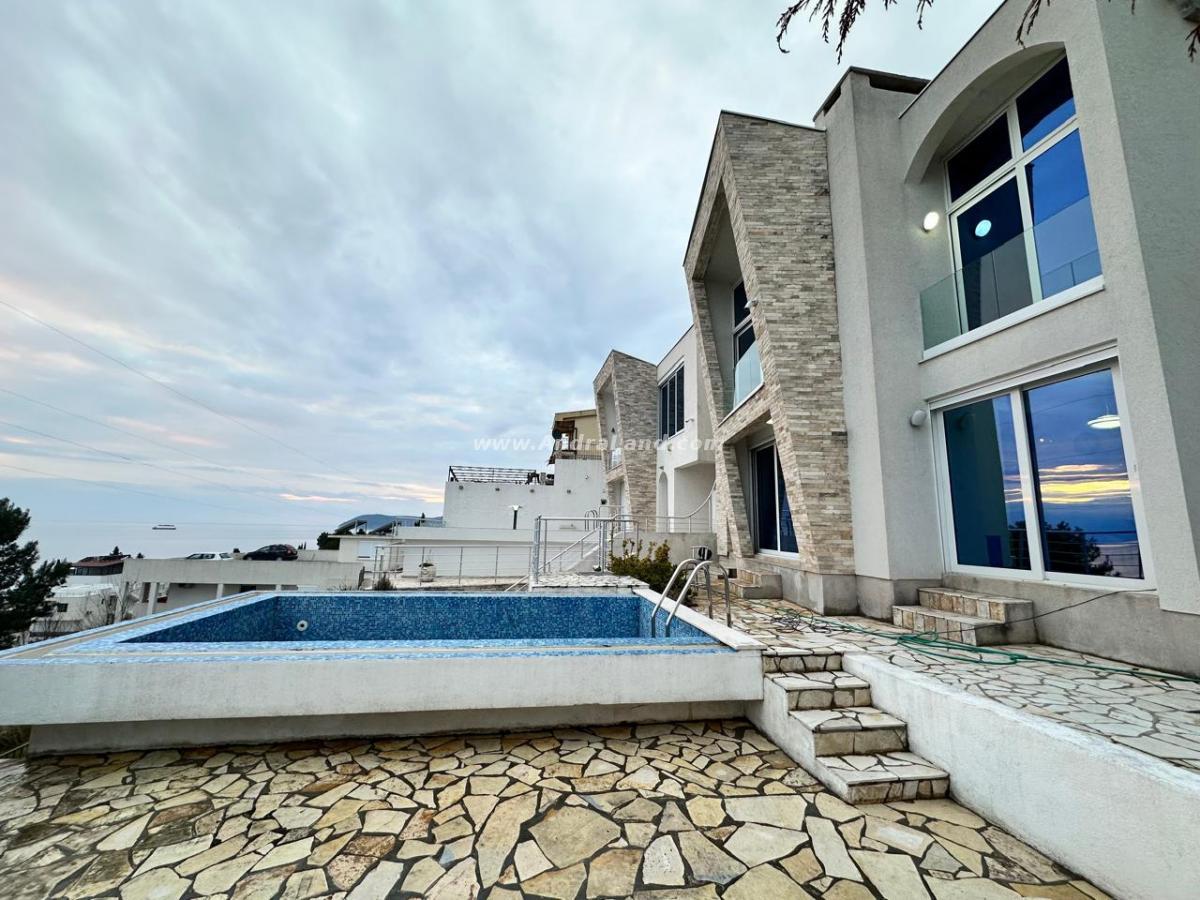 Iznajmljuje se luksuzna vila sa bazenom – Savršen odmor uz panoramski pogled na more