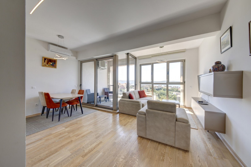 Two-bedroom apt 72 m², sea view, pool & garage – Tivat (available now)