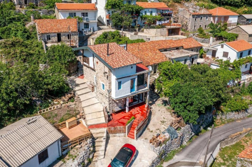 Prodajem Kuću, Dobre Vode