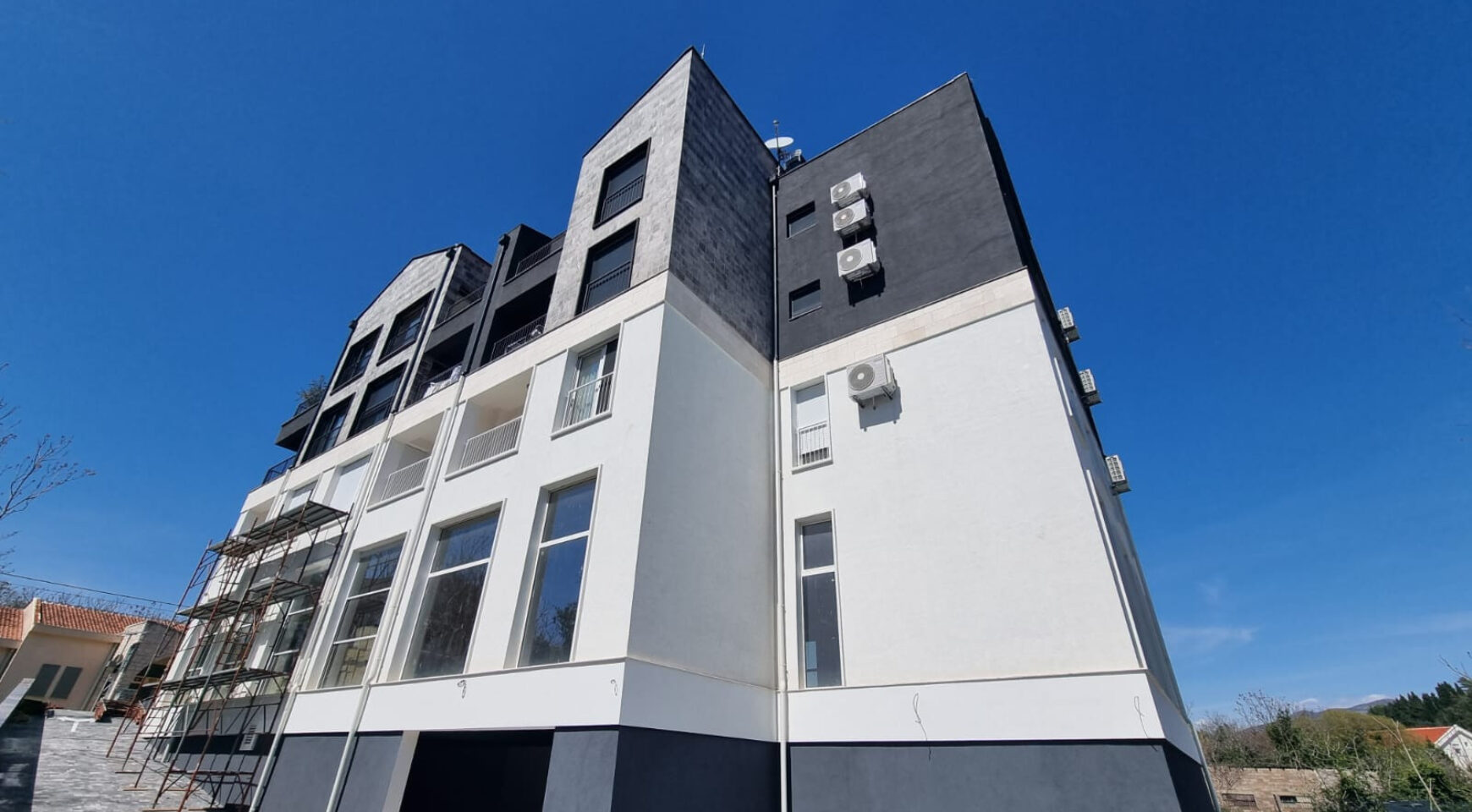 Spacious apartment with a gallery in the village of Radovici