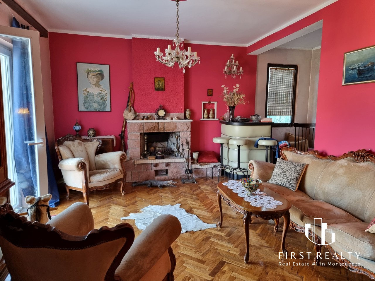 Family house with panoramic views just 20 meters from the sea