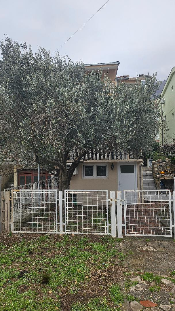 House For Sale, Sutomore