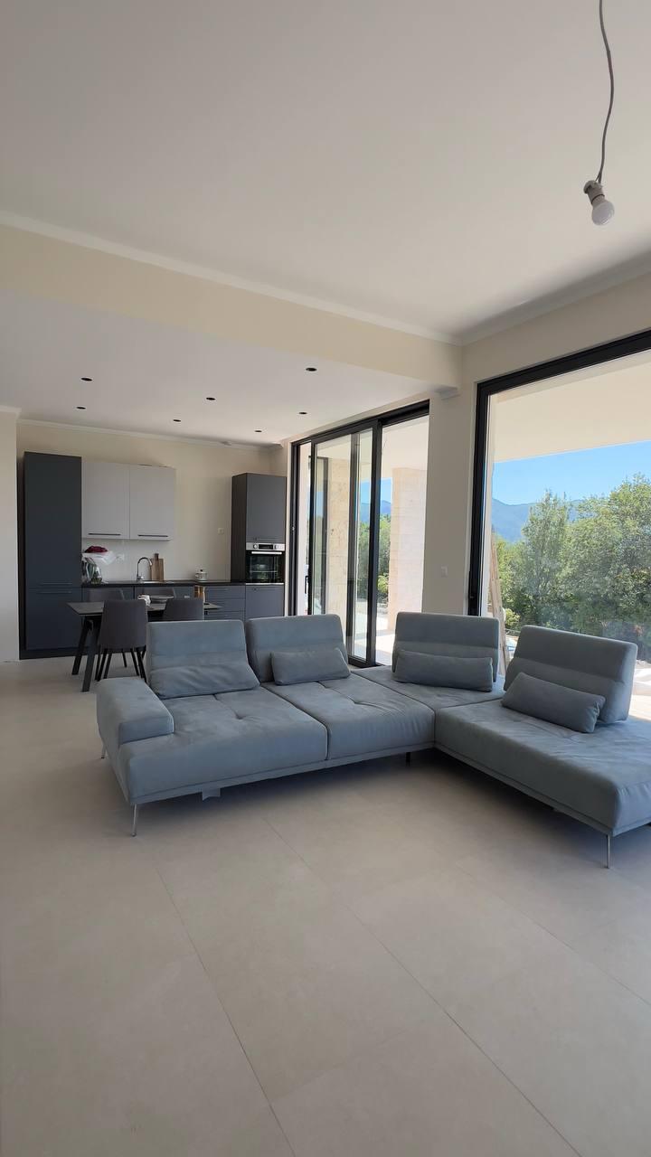 House For Sale, Podi