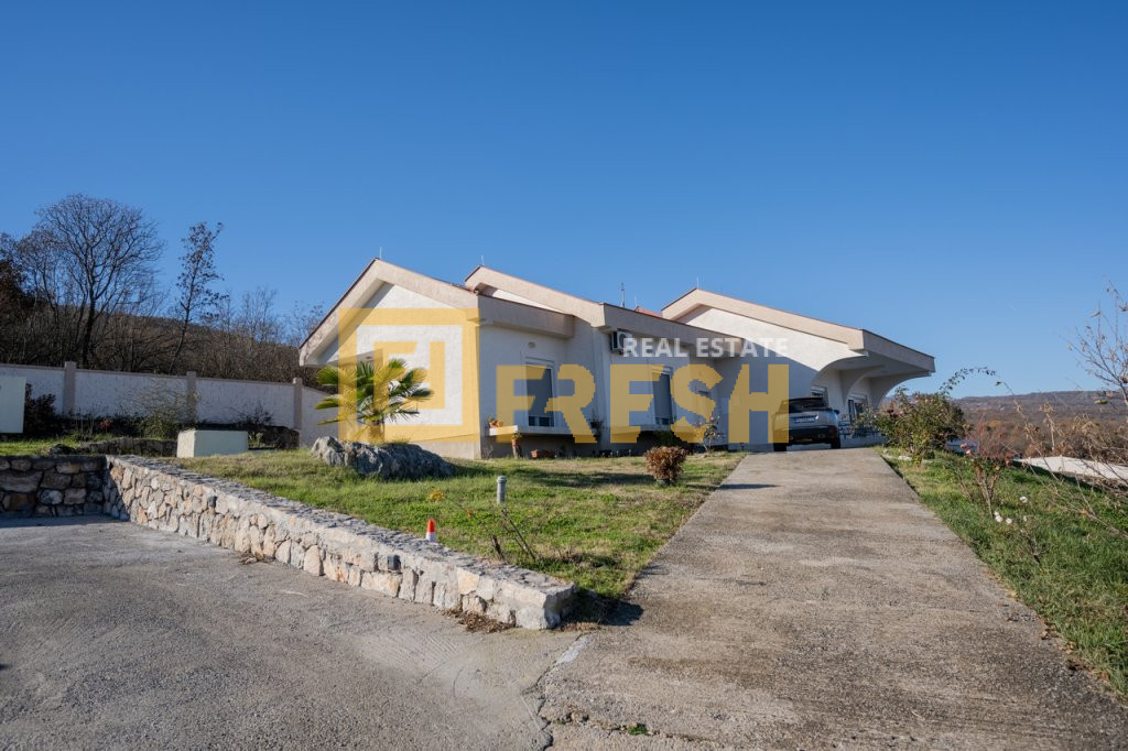 Kuća, 250m2 na placu 18000m2, Komani, Izdavanje
