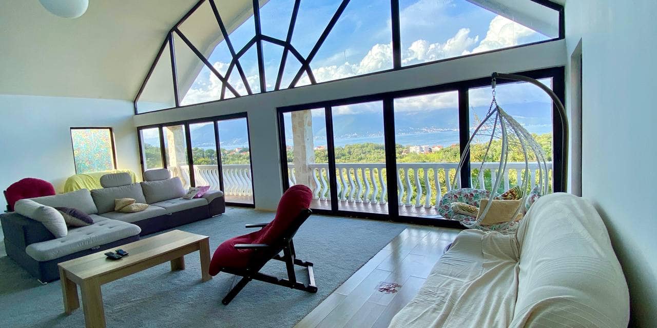 Spacious house with a garden and views of the Tivat Bay