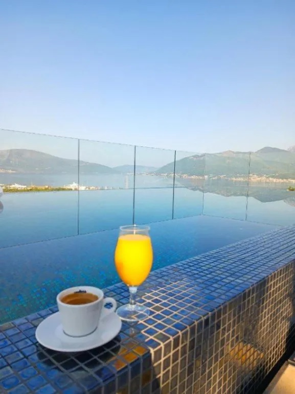 Apartment For Sale, Mažina