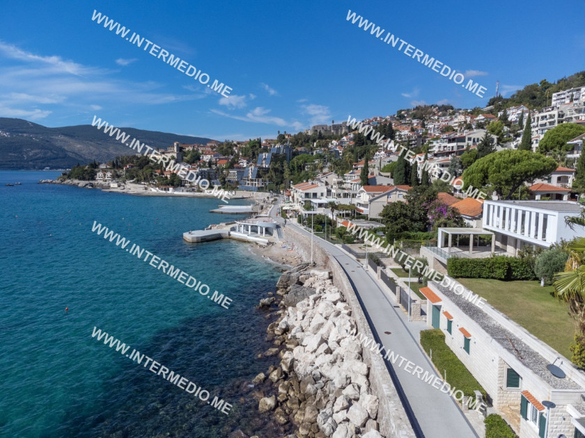 For sale: Savina – waterfront house!