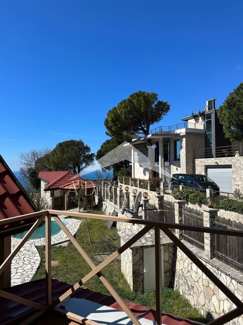 Prodajem Kuću, Ratac