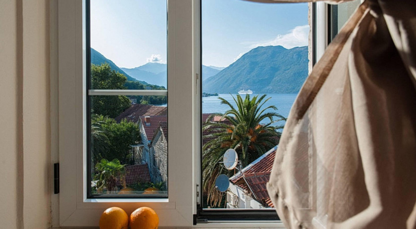 One-bedroom apartment in an old family mansion, Prčanj