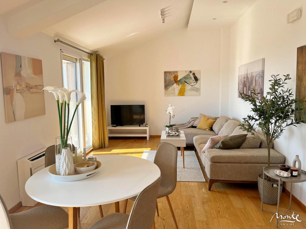 Penthouse sa 3 spavaće sobe i panoramskim pogledom u Tivtu