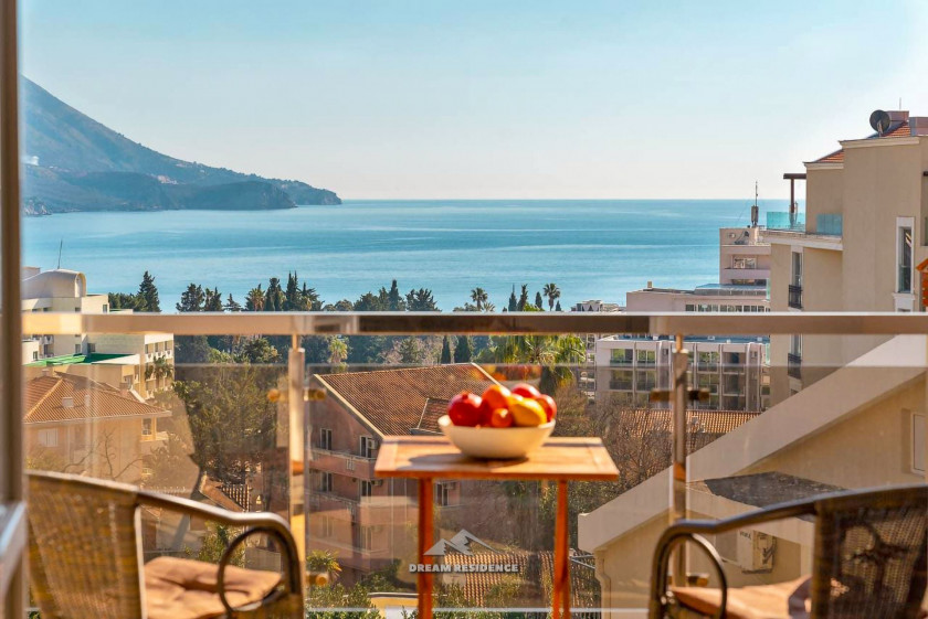 For sale: 2-bedroom apartment with a magnificent sea view in Becici