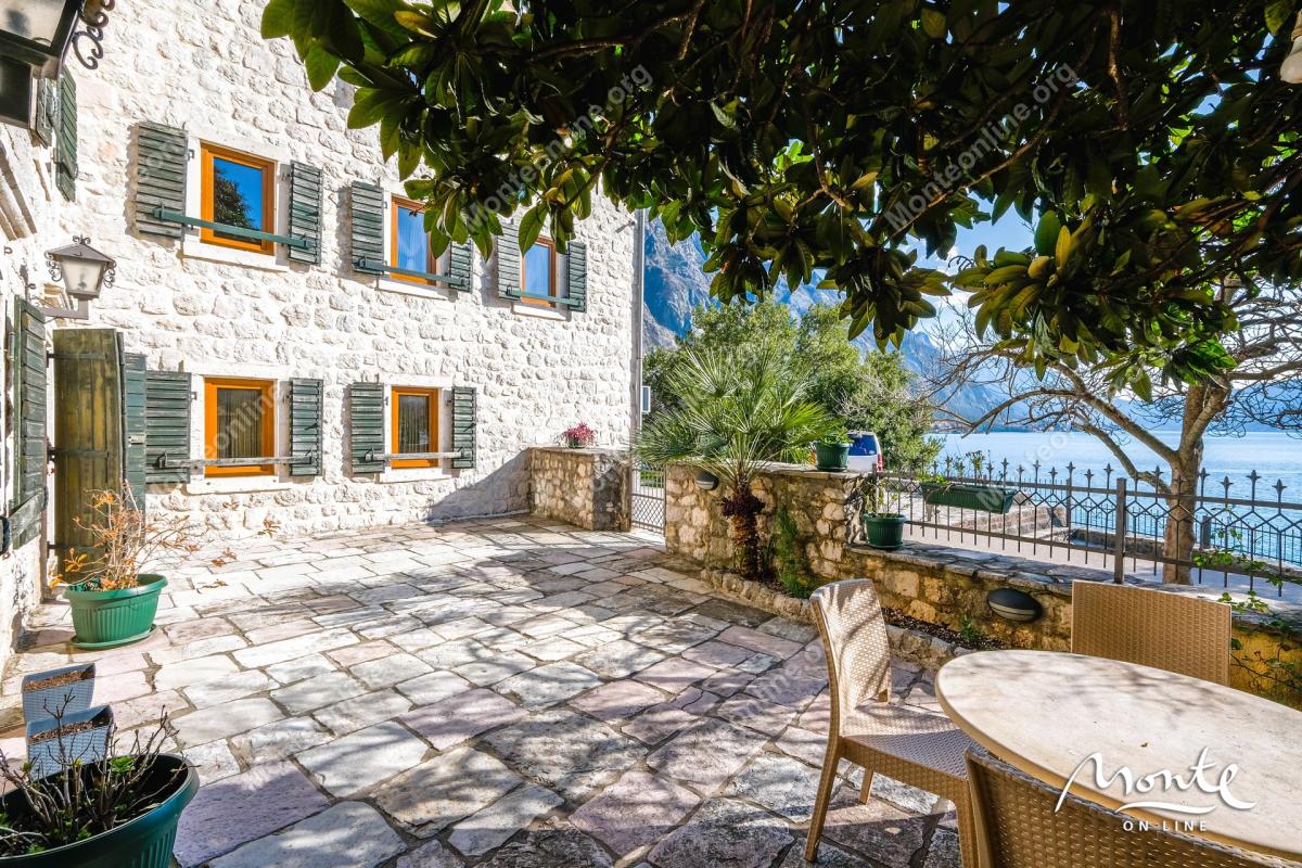 Luksuzna vila sa bazenom, saunom i baštom na prvoj liniji u Orahovcu