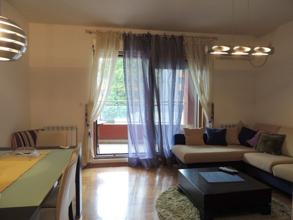 Iznajmljujem Stan-Apartman, Preko Morače