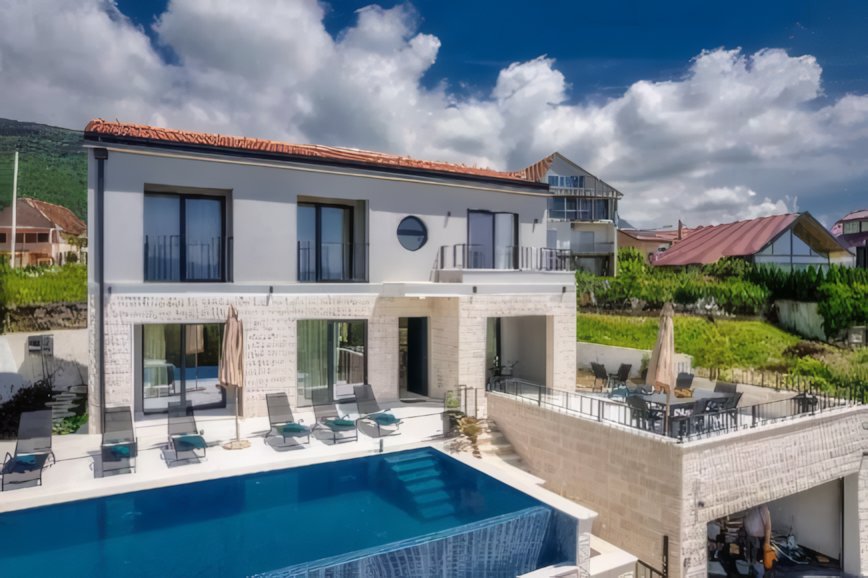 4-BR Modern Villa with Pool