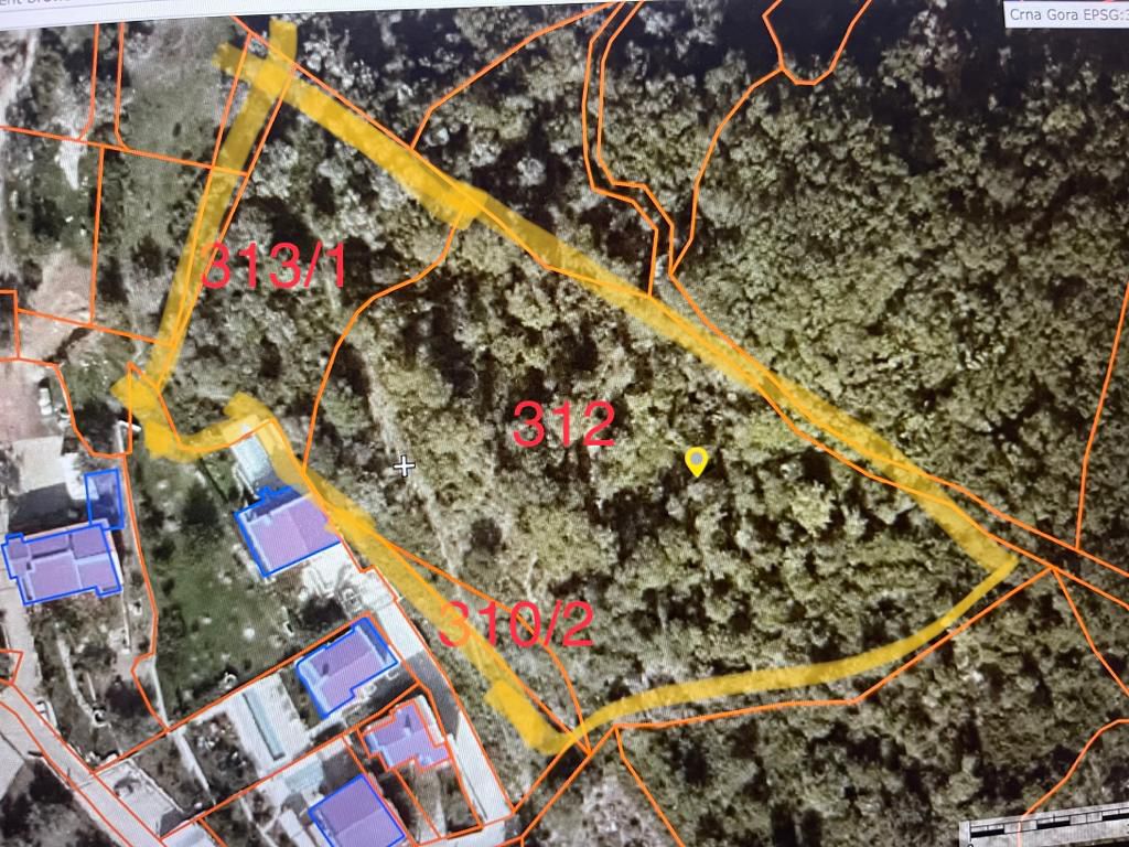 Prodajem Zemljište, Tomba