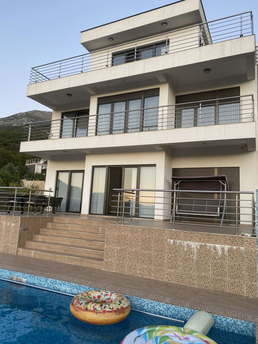 Prodajem Kuću, Zaljevo