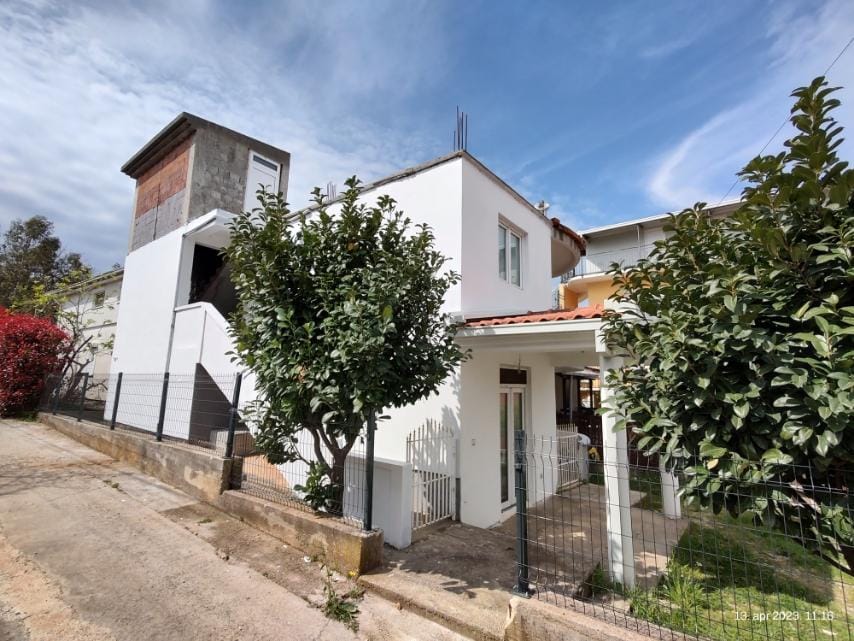 Iznajmljujem Kuću, Dobre Vode