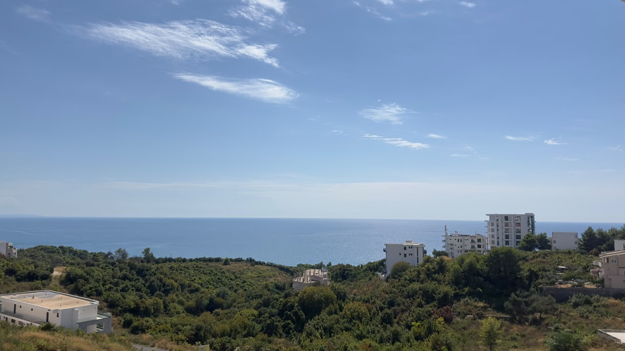 Moderan novoizgrađeni stan sa pogledom na more – samo 5 minuta od Male plaže, Pi