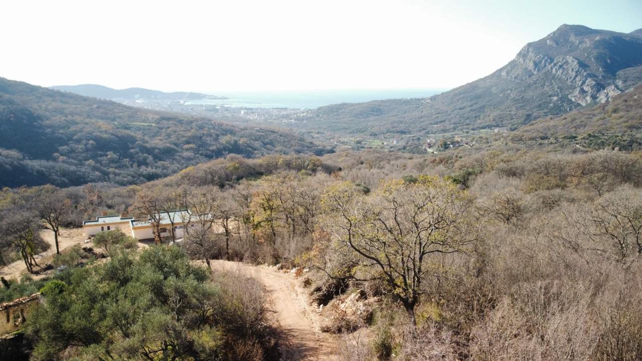 Prodajem Zemljište, Tuđemili