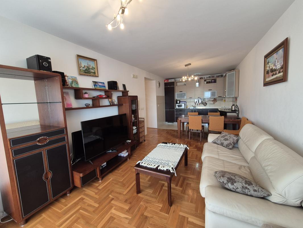 Apartment For Sale, Bar